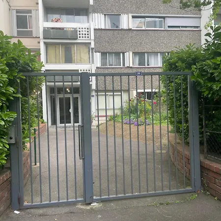 Grand Avec Terrasse Et Jardin Apartment Bagnolet